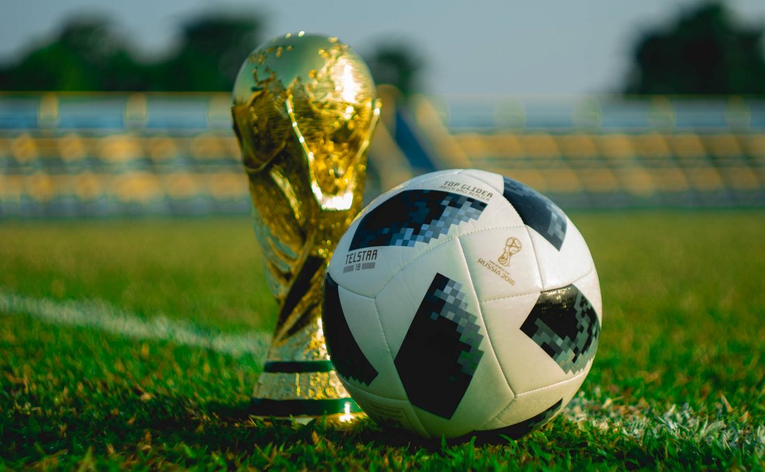 Fußball und Pokal der Weltmeisterschaft