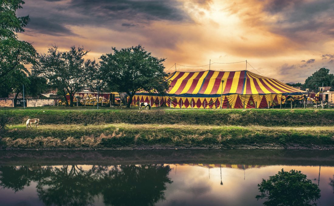 Ein Zirkus am Ufer